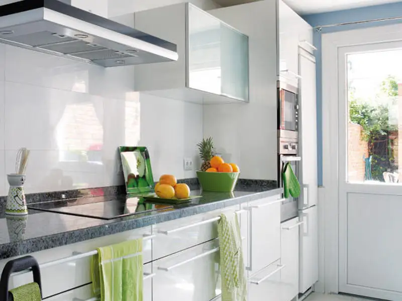 Amenajarea unei bucatarii ambient spatios cu accente colorate