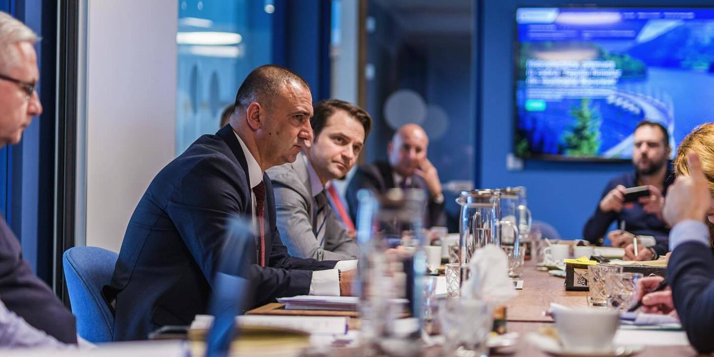 Sebastian Burduja, vizită de lucru la Hidroelectrica: Suntem datori să accelerăm investiţiile. Este o nouă etapă pentru proiectele hidroenergetice strategice ale României