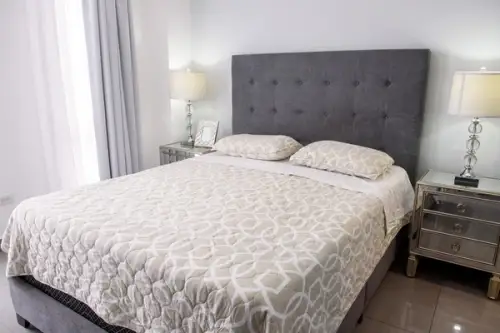 Piese de mobilier pentru amenajarea unui dormitor pătrat