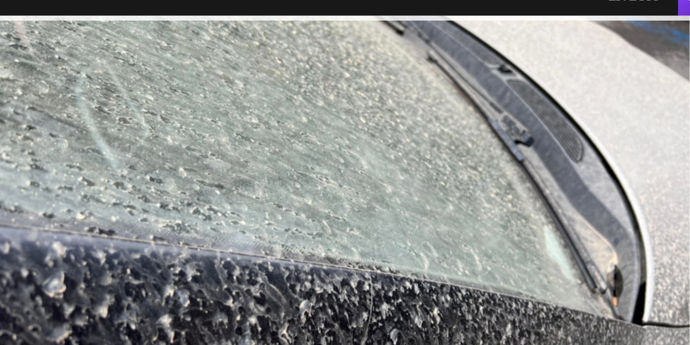 „Ploaie” de praf roșu peste mașinile din zona ICIL. Meteorologii anunță un nou val saharian în weekend