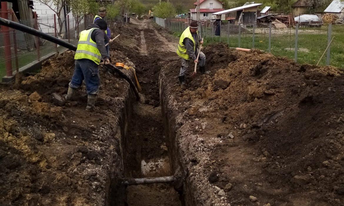 Continuă lucrările de extindere a rețelei de canalizare pe patru străzi din localitatea Cămărașu