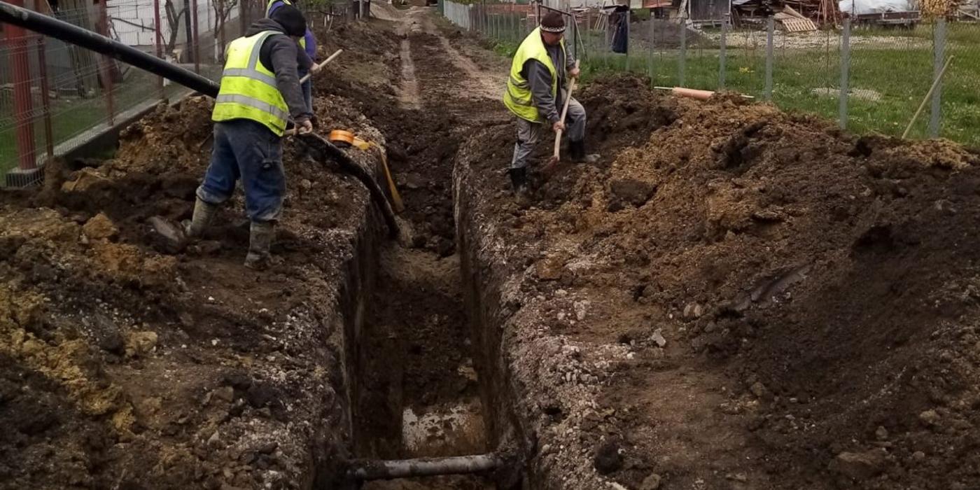 Continuă lucrările de extindere a rețelei de canalizare pe patru străzi din localitatea Cămărașu