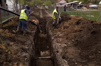 Continuă lucrările de extindere a rețelei de canalizare pe patru străzi din localitatea Cămărașu