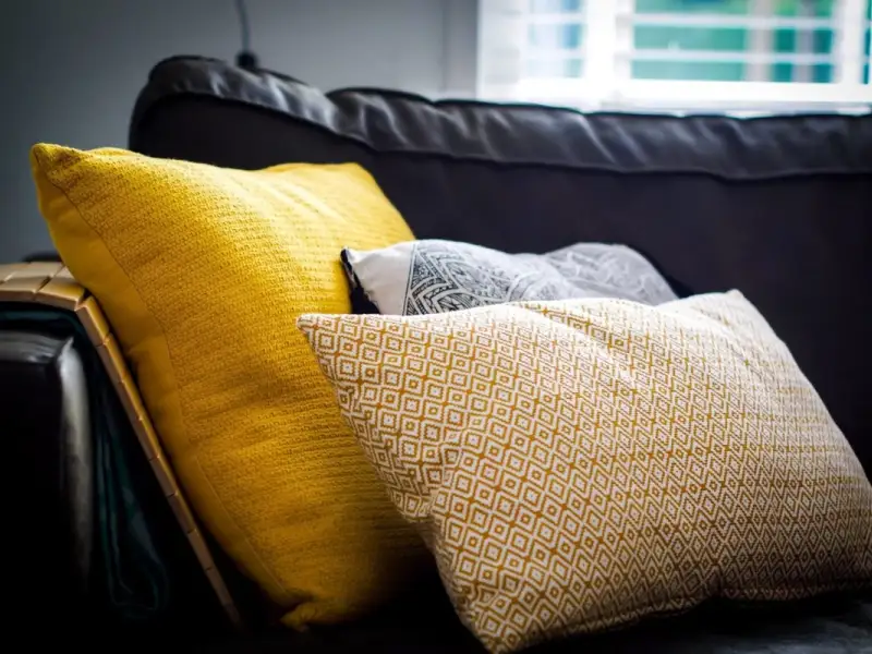 Cum să vă decorați casa cu stil și eleganță, cu pernele decorative