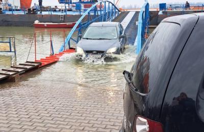 Maşinile trec prin apă ca să poată urca pe bacul de la Galaţi / Dunărea are debitul mult mai mare decât de obicei