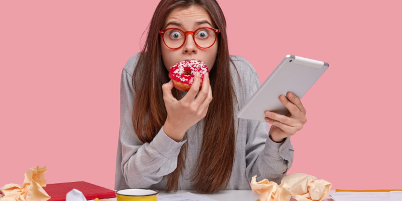 Stresul cronic, asociat cu mâncatul excesiv și creșterea în greutate. Care sunt simptomele stresului cronic și complicațiile pe care le poate da