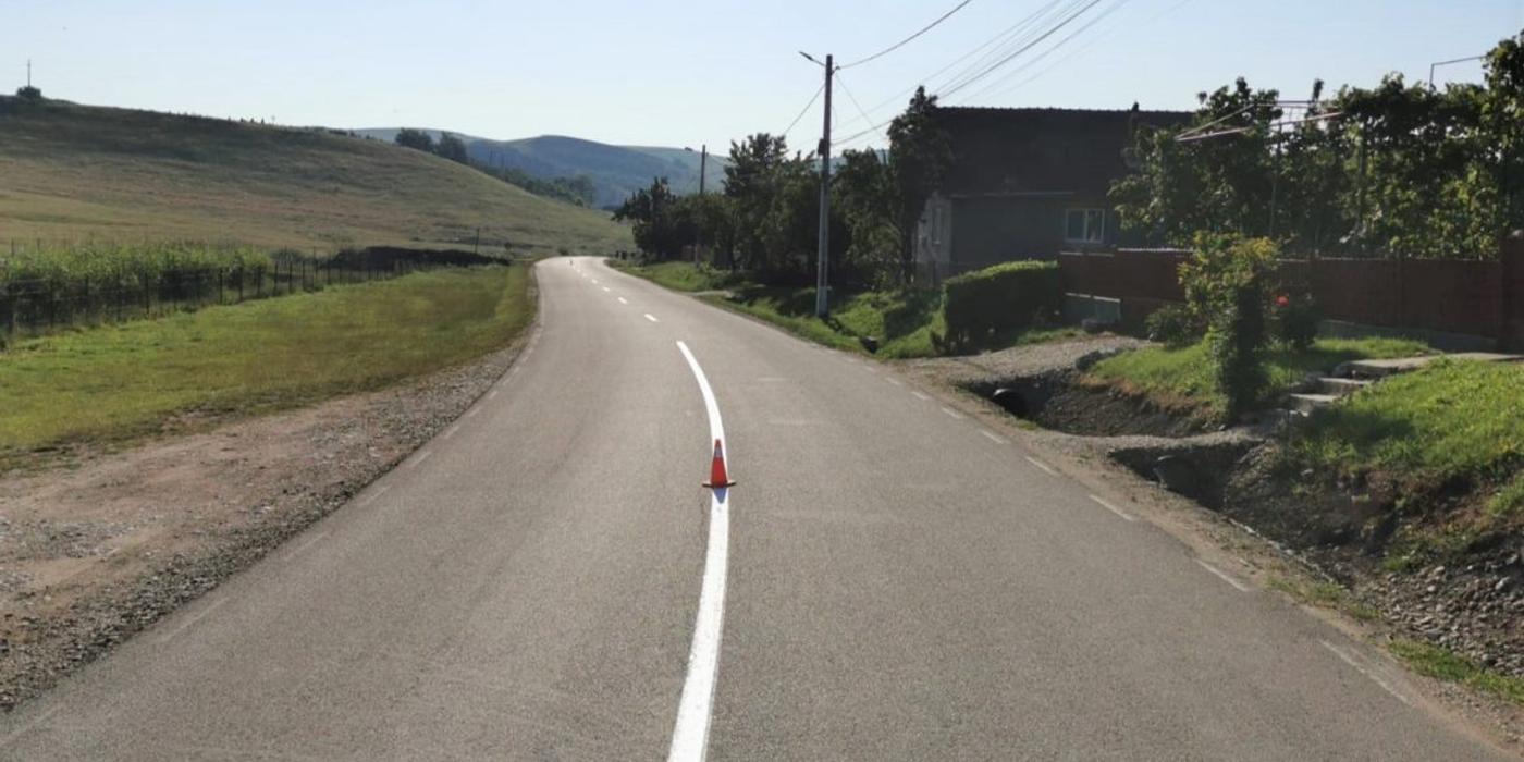 Au fost executate marcaje rutiere pe zece drumuri județene, conform anunțului CJC