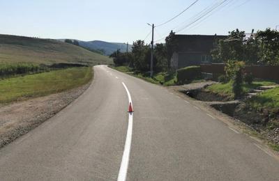 Au fost executate marcaje rutiere pe zece drumuri județene, conform anunțului CJC