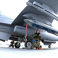 Biden a burdușit Ucraina cu rachete aer-sol pentru avioanele F-16 ca să atace obiective ale Rusiei
