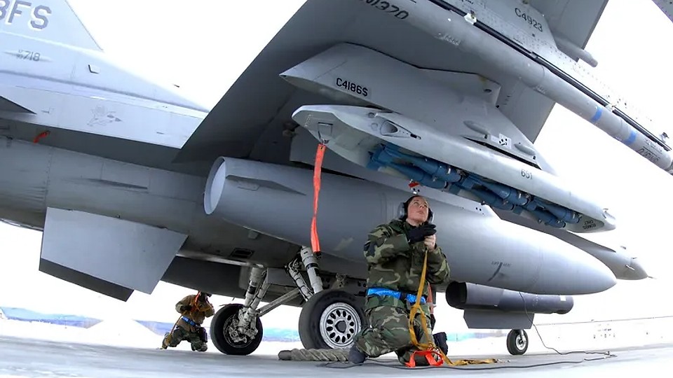 Biden a burdușit Ucraina cu rachete aer-sol pentru avioanele F-16 ca să atace obiective ale Rusiei