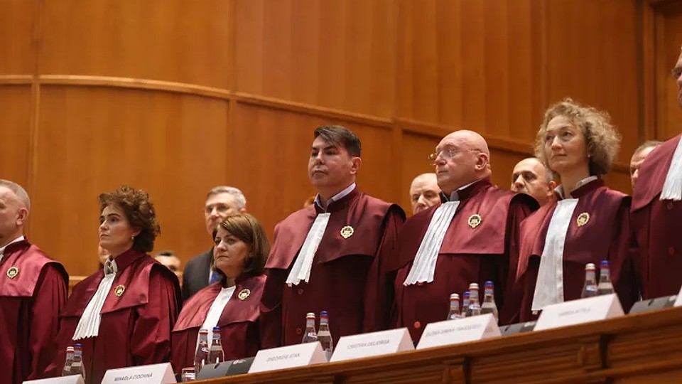 Sporuri la CCR: confidențialitate, condiții grele, stres, doctorat plus o pensie specială de 10.000€