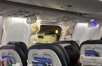 Alaska Airlines a reţinut la sol avioanele Boeing 737 Max 9, după ce o secţiune a explodat în aer VIDEO