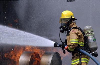 Vineri dimineața, a luat foc acoperișul unei hale de producție din Jucu