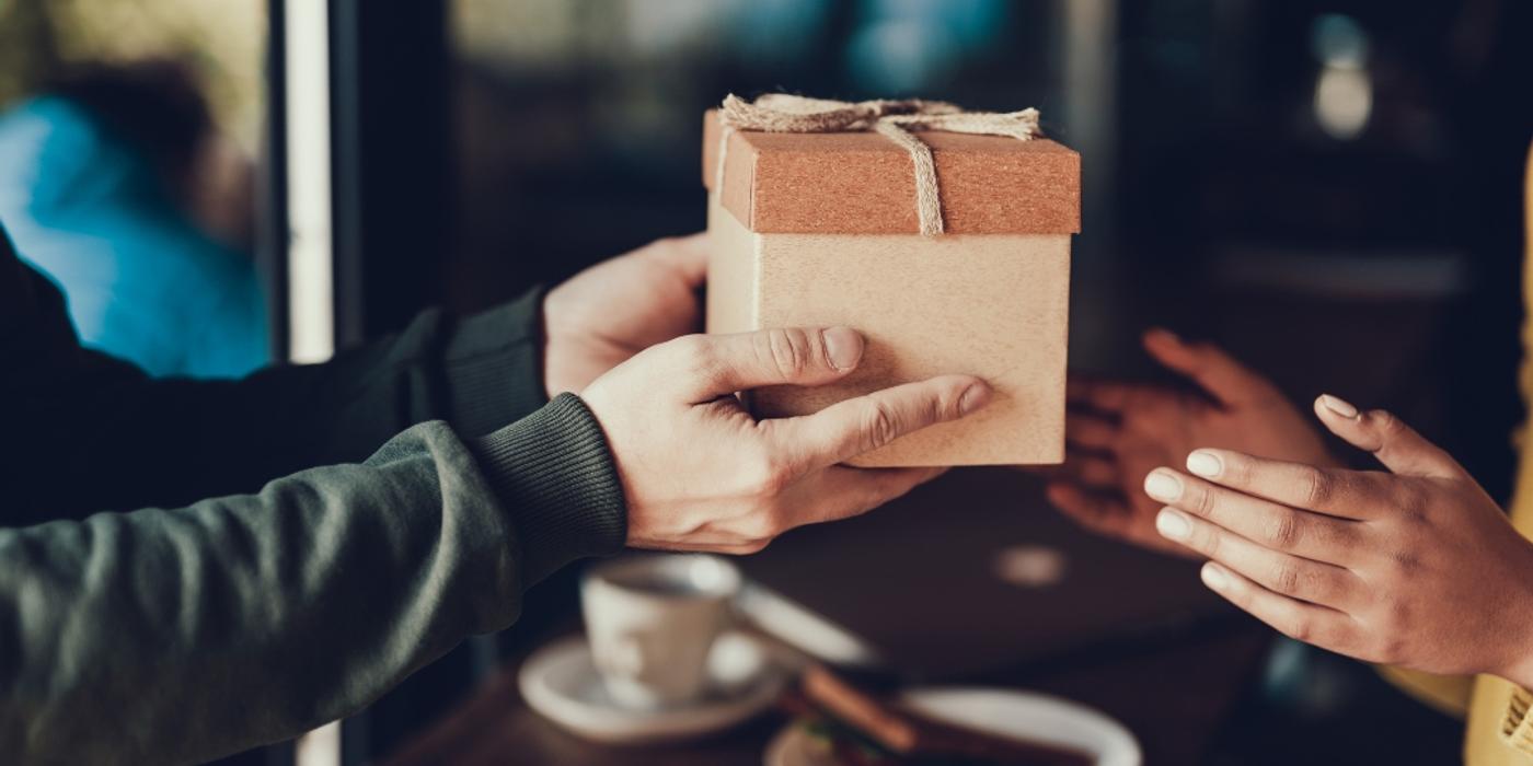 Ce scrii pe felicitare: mesaje de multumire pentru nasii de cununie