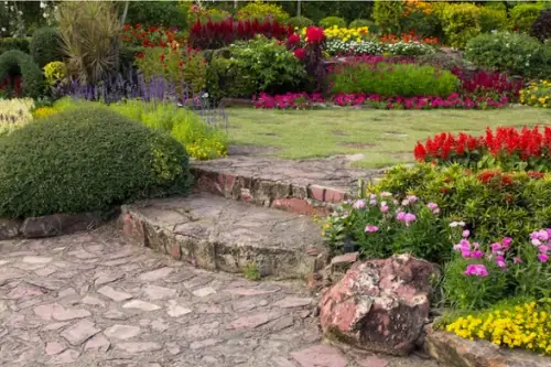 Top 6 ronduri de flori cu care poți da grădinii din fața casei farmec