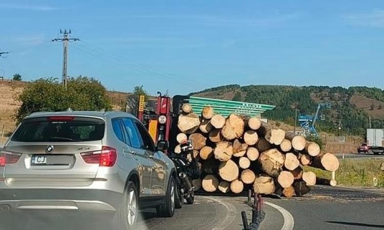 Un camion încărcat cu lemne s-a răsturnat, în această dimineață, la intersecția Centurii Vâlcele-Apahida cu DN1C