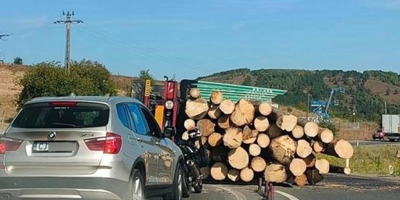 Un camion încărcat cu lemne s-a răsturnat, în această dimineață, la intersecția Centurii Vâlcele-Apahida cu DN1C