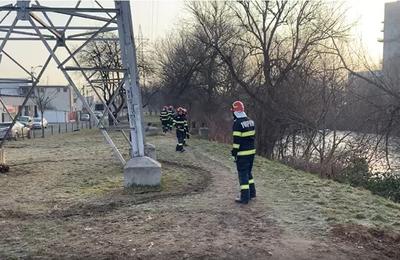 Pompierii clujeni au intervenit de urgență să salveze o femeie căzută în râul Someș