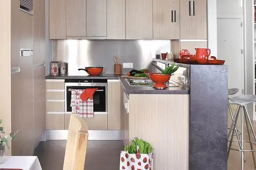 Model de bucatarie mica integrata in spatiul livingului