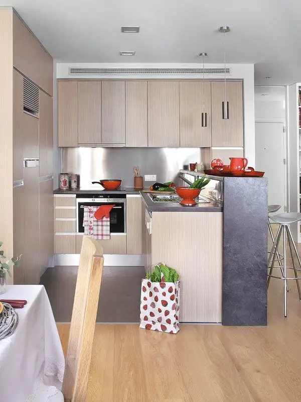 Model de bucatarie mica integrata in spatiul livingului