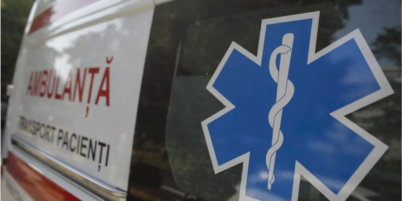 O fetiță în vârstă de 11 ani a fost transportată de urgență la spital, după a fost cât pe ce să se înece într-un parc acvatic din Otopeni