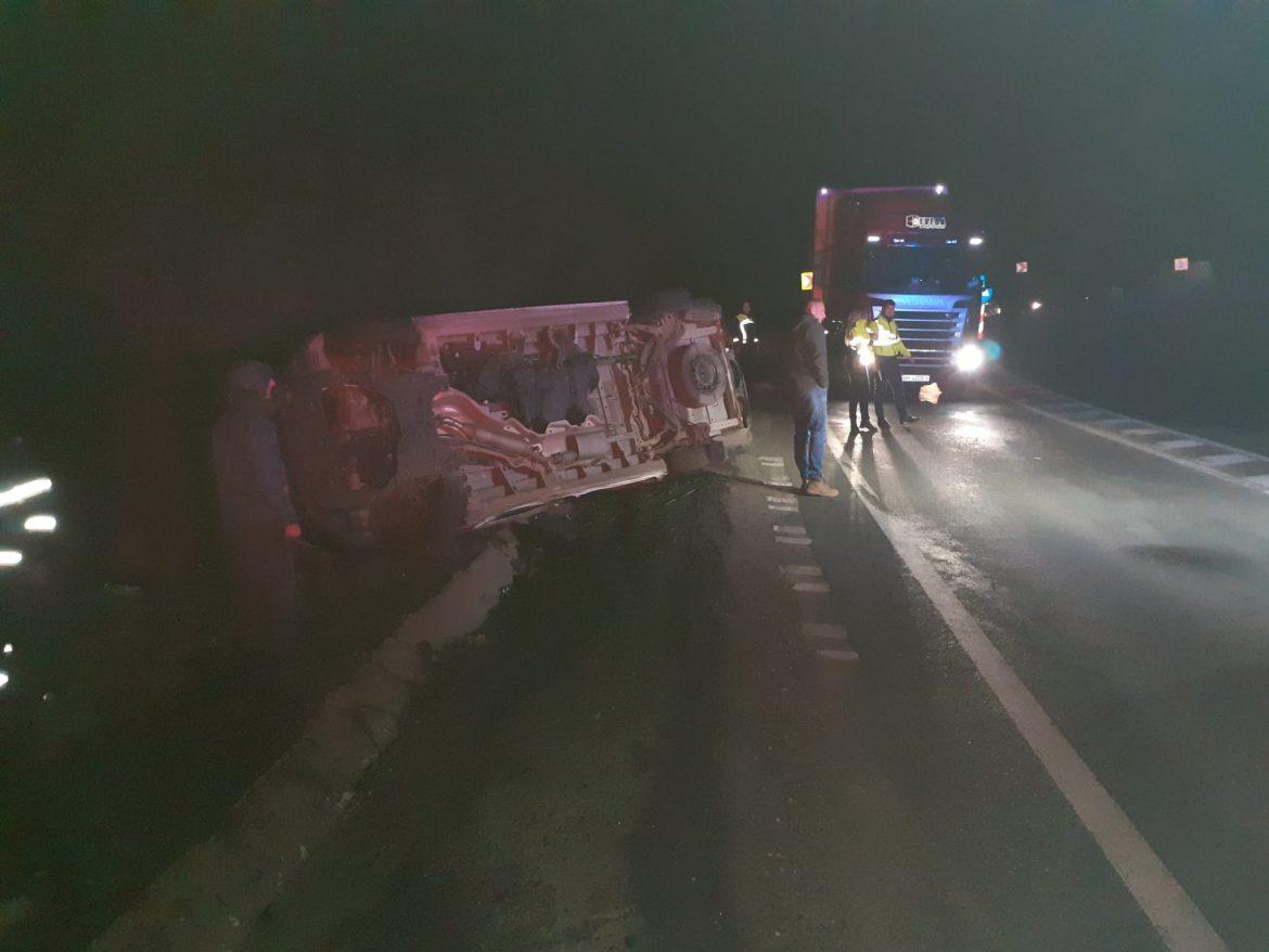 Autoutilitară răsturnată noaptea trecută pe DN1E60, pe raza localității Izvorul Crișului