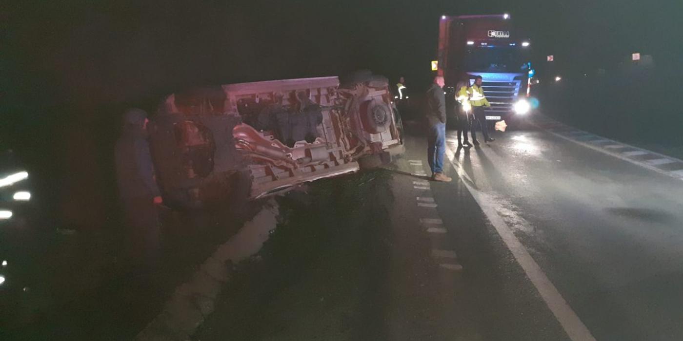 Autoutilitară răsturnată noaptea trecută pe DN1E60, pe raza localității Izvorul Crișului