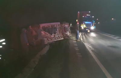 Autoutilitară răsturnată noaptea trecută pe DN1E60, pe raza localității Izvorul Crișului
