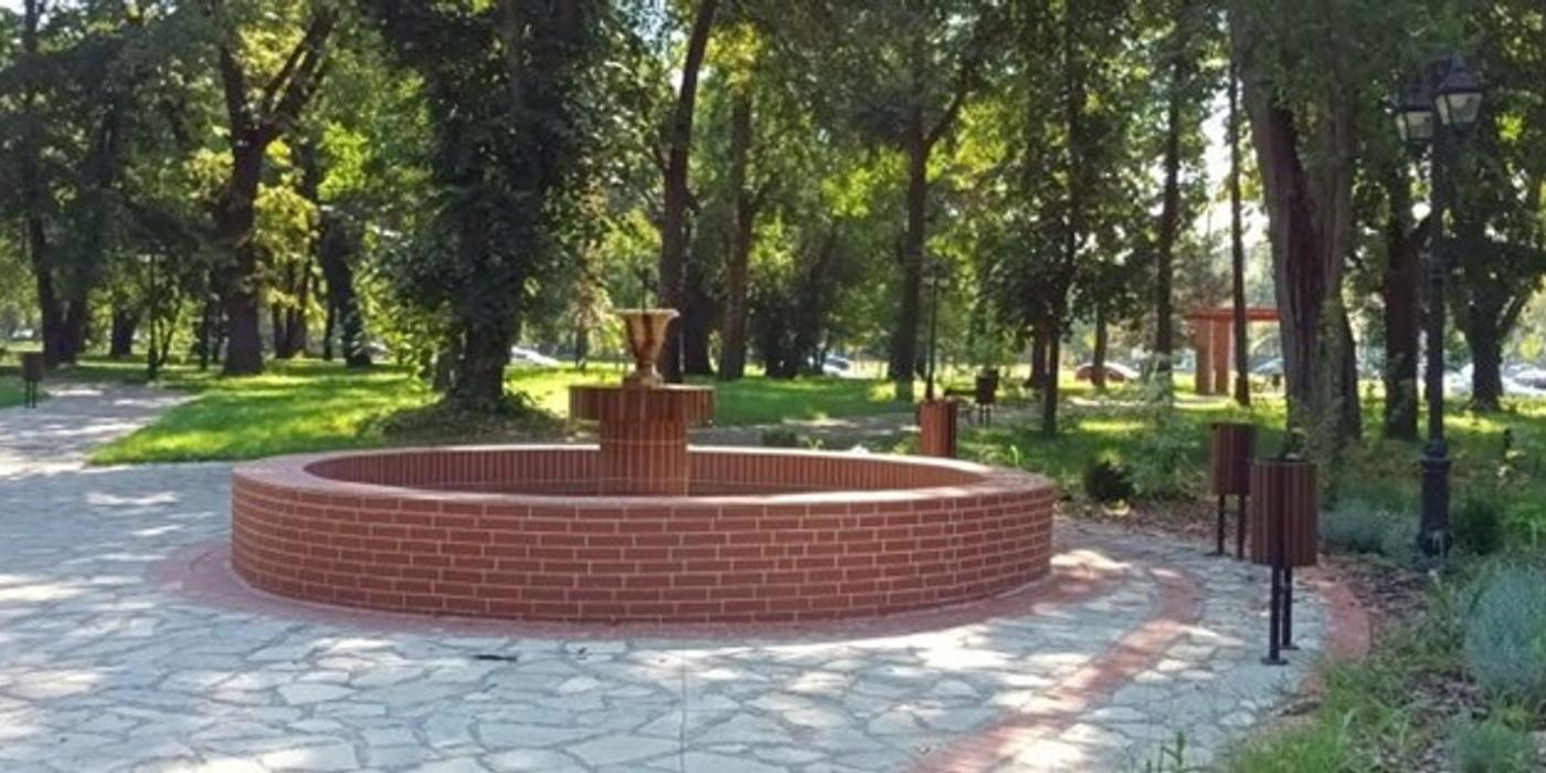 Bălţi pe alei, bănci neconforme sau vegetaţie uscată într-un parc recent renovat din Timişoara/ Primăria a respins recepţia proiectului de modernizare