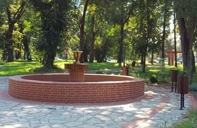 Bălţi pe alei, bănci neconforme sau vegetaţie uscată într-un parc recent renovat din Timişoara/ Primăria a respins recepţia proiectului de modernizare