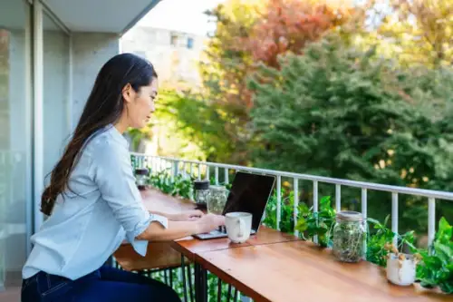 Cum să amenajezi un balcon îngust și lung: sfaturi și idei creative
