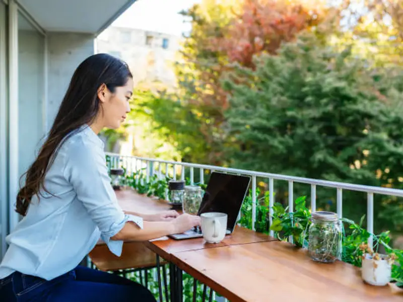 Cum să amenajezi un balcon îngust și lung: sfaturi și idei creative