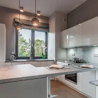 Un spatiu de mici dimensiuni minimalist amenajat intr-un apartament de 2 camere