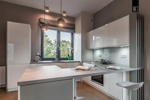 Un spatiu de mici dimensiuni minimalist amenajat intr-un apartament de 2 camere