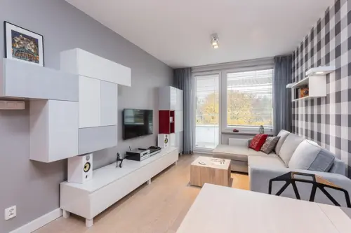 Apartamentul unui tanar amenajat modern cu tuse de rosu