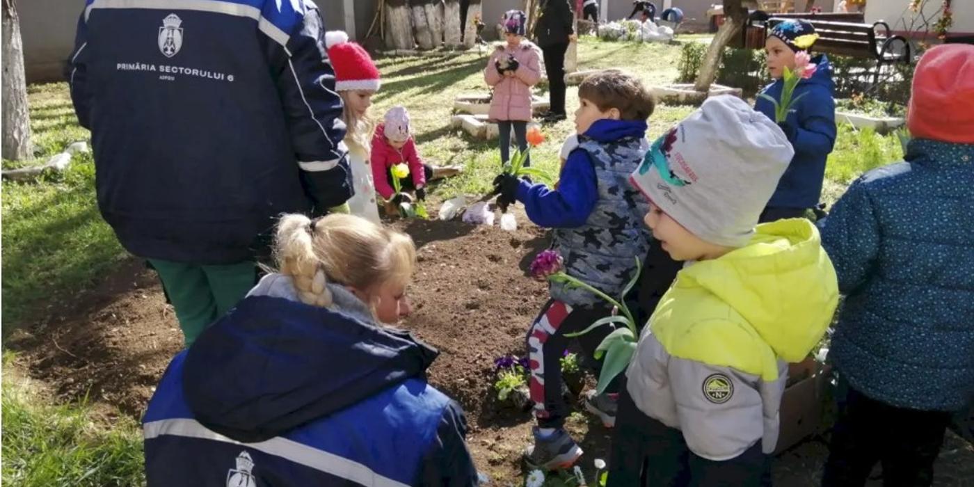 Joi, 30 martie 2023, copiii din Sectorul 6 al Capitalei au plantat copăcei și floricele în Parcul Drumul Taberei