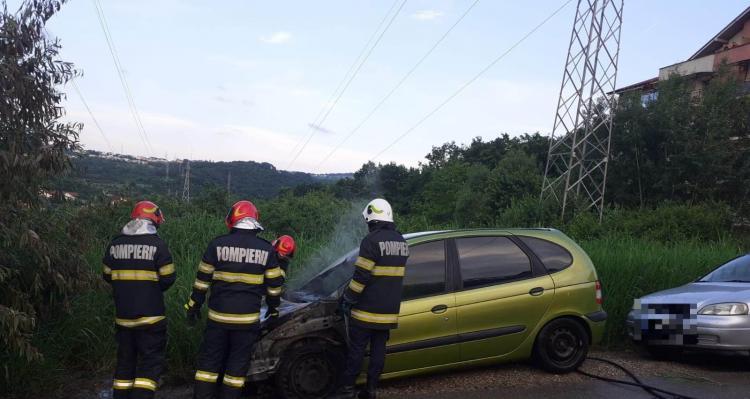 Un autoturism a luat foc miercuri seara pe Edgar Quinet din Cluj-Napoca