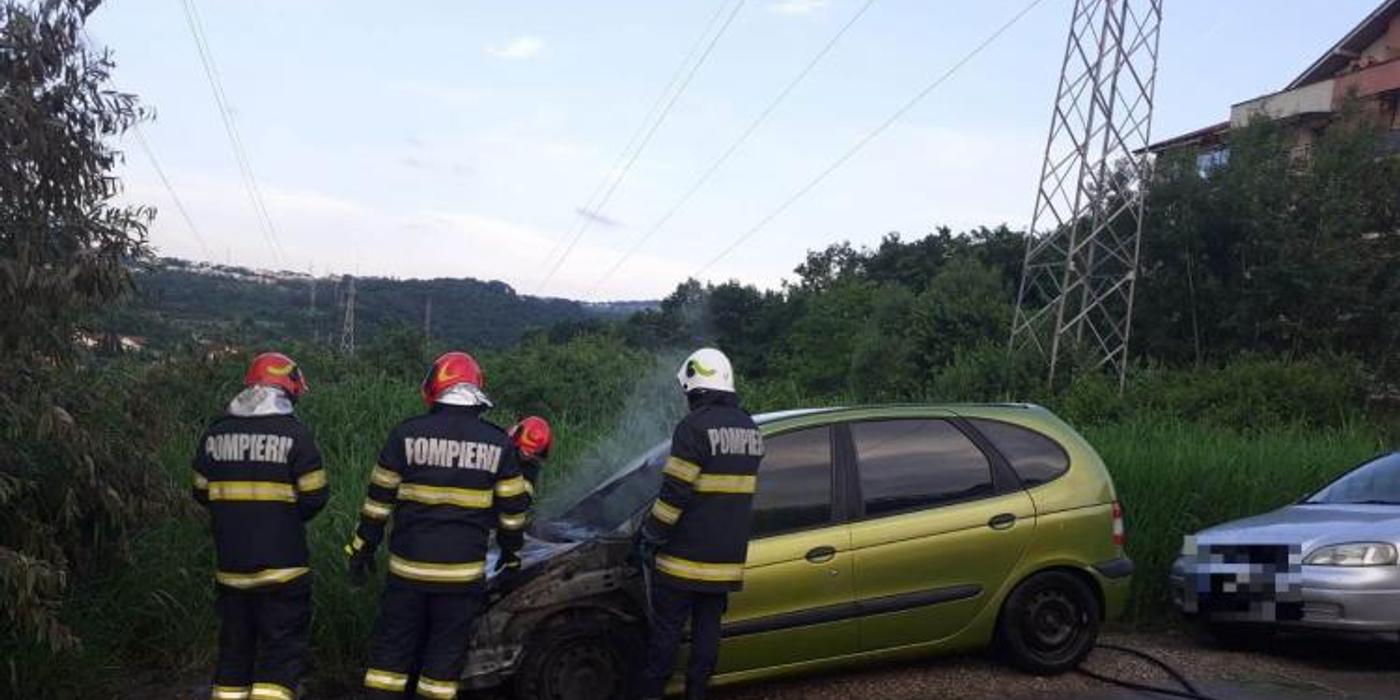 Un autoturism a luat foc miercuri seara pe Edgar Quinet din Cluj-Napoca