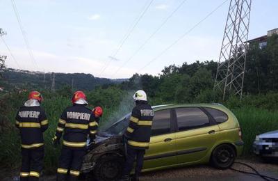 Un autoturism a luat foc miercuri seara pe Edgar Quinet din Cluj-Napoca