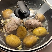 Pulpă de rață gătită lent, cu cartofi, vin Muscat sec și mirodenii simple