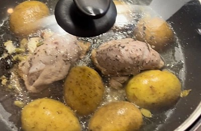 Pulpă de rață gătită lent, cu cartofi, vin Muscat sec și mirodenii simple