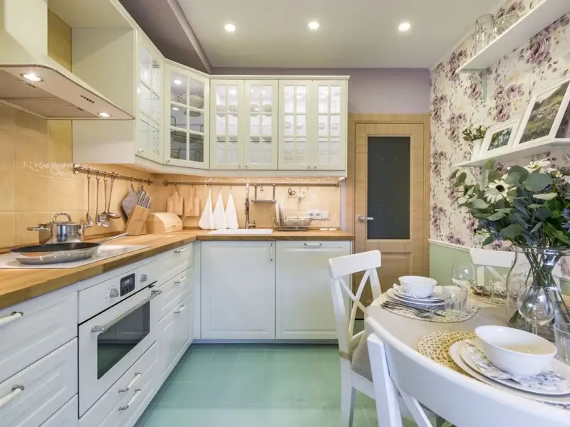 Bucatarie de 9 metri patrati amenajata in spirit provensal