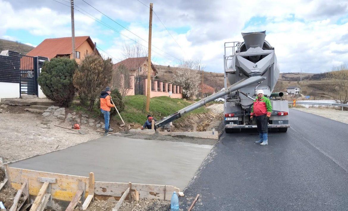 A început asfaltararea sectorului de drum cuprins între ieșirea din localitatea Chinteni și zona lacului