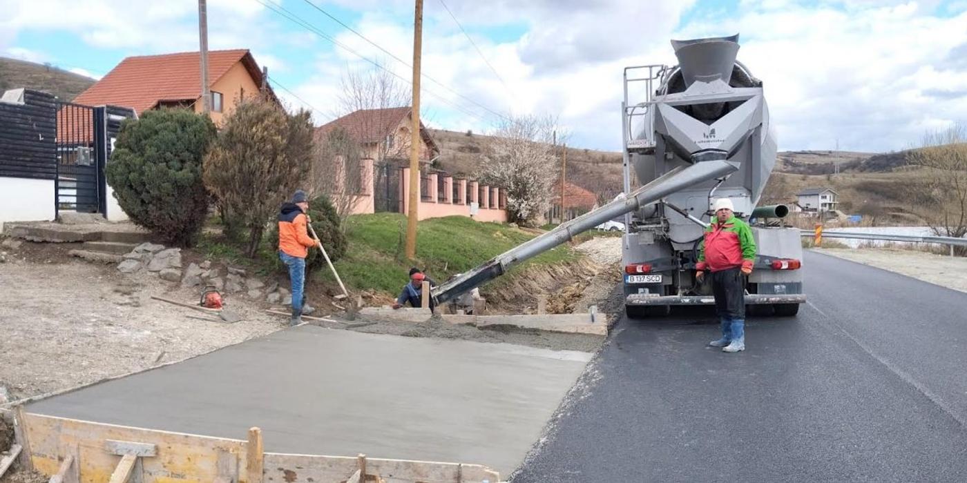 A început asfaltararea sectorului de drum cuprins între ieșirea din localitatea Chinteni și zona lacului