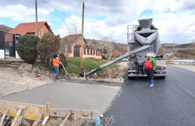 A început asfaltararea sectorului de drum cuprins între ieșirea din localitatea Chinteni și zona lacului