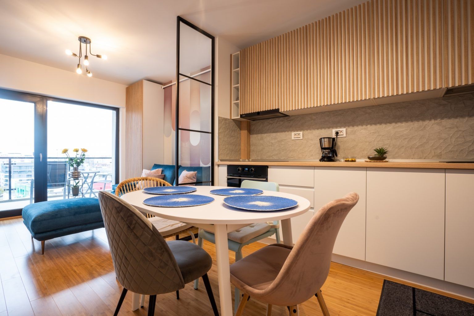 Studio de 38mp amenajat cochet in culori pline de viata