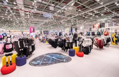 The Urban Showcase: Dynamics and Impact of Street-Facing Stores