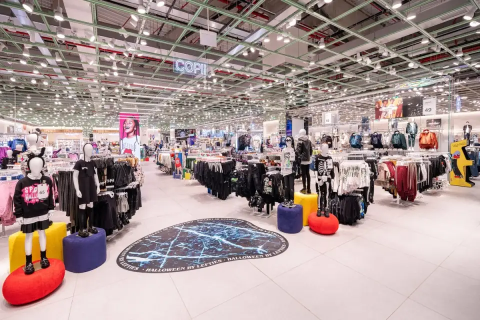 The Urban Showcase: Dynamics and Impact of Street-Facing Stores