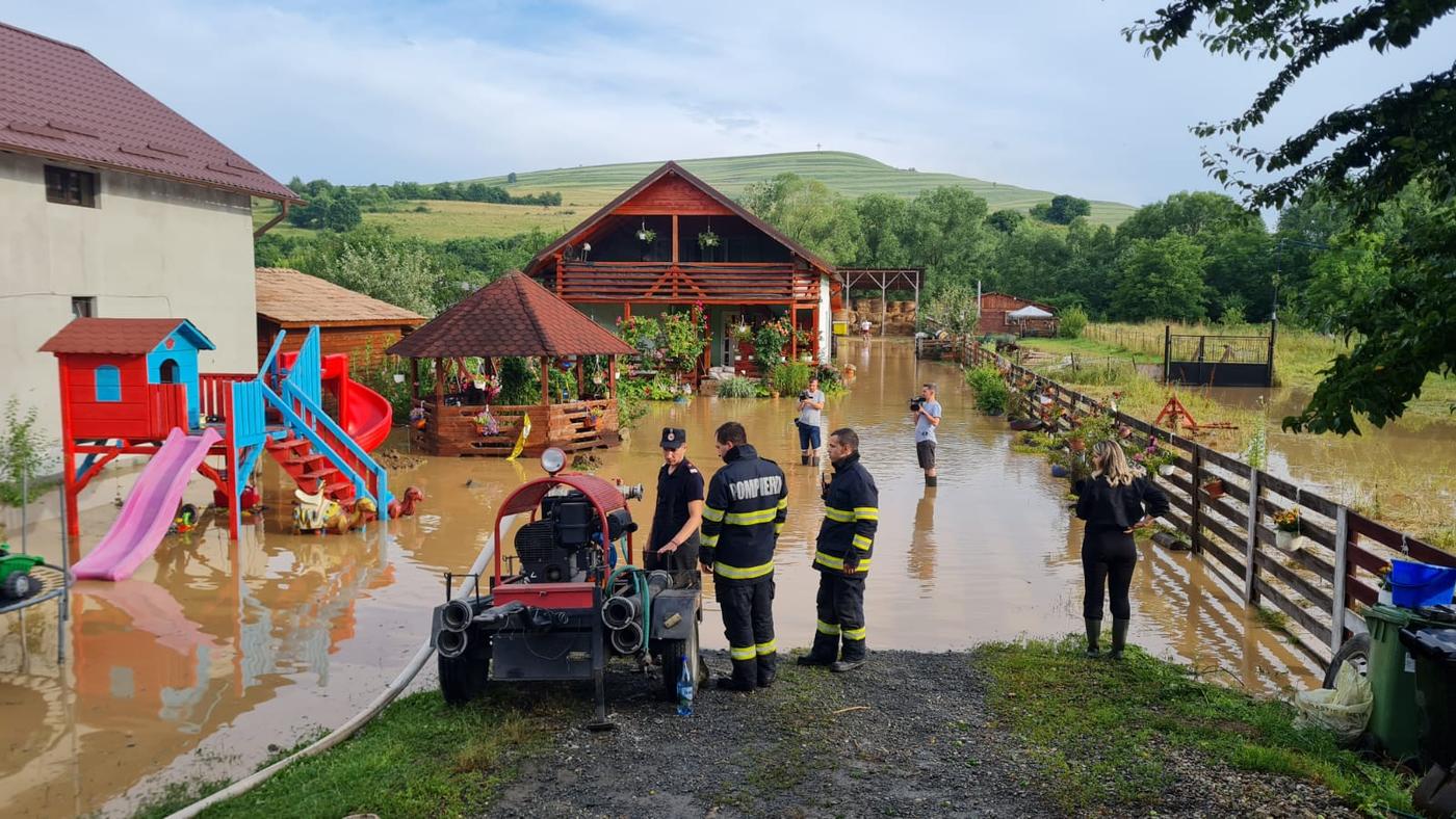 Inundație în Cluj. Echipajele de pompieri au intervenit pentru a evacua apa din mai multe gospodării