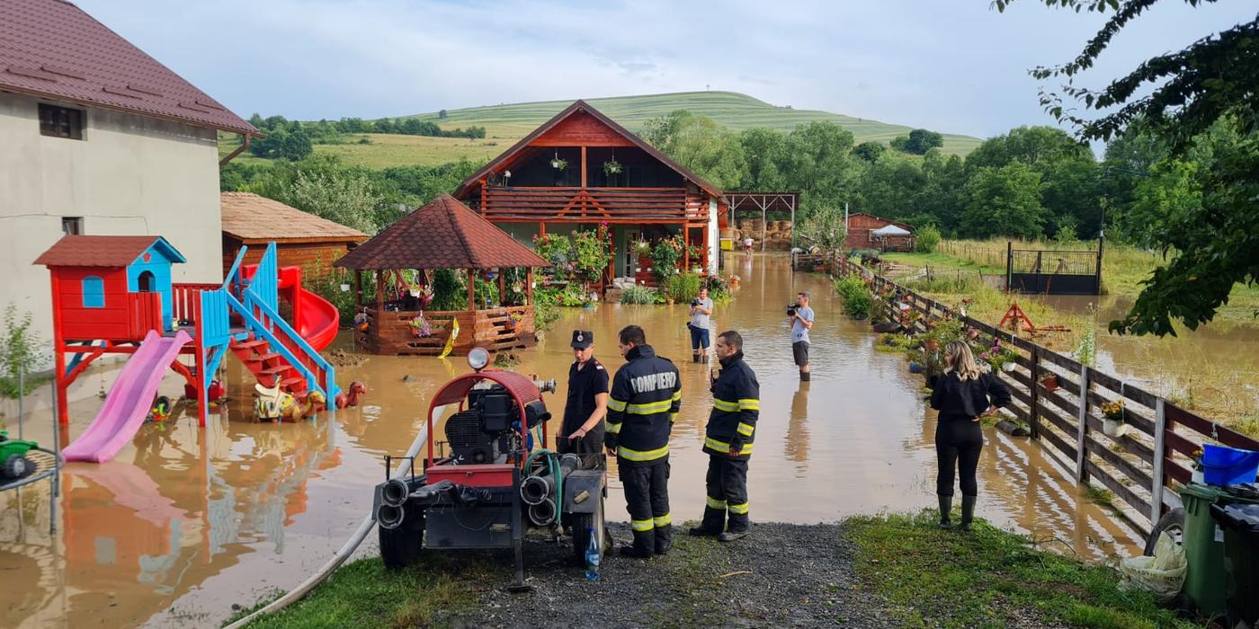 Inundație în Cluj. Echipajele de pompieri au intervenit pentru a evacua apa din mai multe gospodării